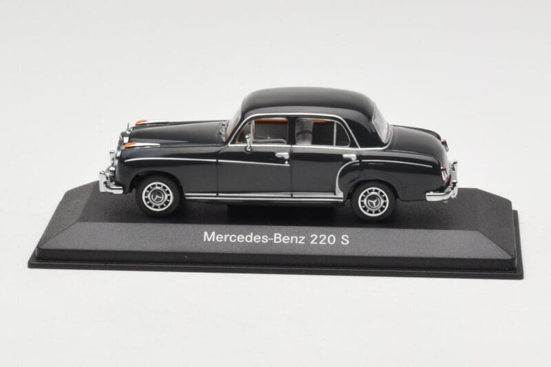 Mercedes 220S W180 Šviesiai Pilkas Minichamps 1:43 B66040534 Metalas