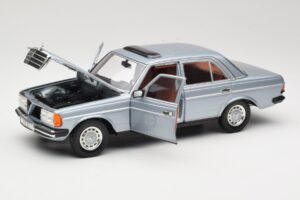 Mercedes 230E W123 Sidabrinis & Šviesiai Mėlynas Revell 1:18 08407 Metalas - nuotrauka 2 iš 8