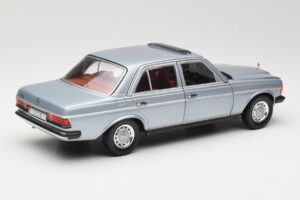 Mercedes 230E W123 Sidabrinis & Šviesiai Mėlynas Revell 1:18 08407 Metalas - nuotrauka 3 iš 8
