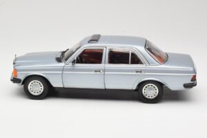 Mercedes 230E W123 Sidabrinis & Šviesiai Mėlynas Revell 1:18 08407 Metalas - nuotrauka 4 iš 8
