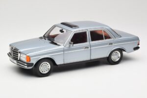 Mercedes 230E W123 Sidabrinis & Šviesiai Mėlynas Revell 1:18 08407 Metalas