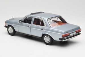Mercedes 230E W123 Sidabrinis & Šviesiai Mėlynas Revell 1:18 08407 Metalas - nuotrauka 7 iš 8