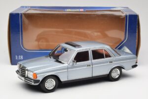 Mercedes 230E W123 Sidabrinis & Šviesiai Mėlynas Revell 1:18 08407 Metalas - nuotrauka 8 iš 8