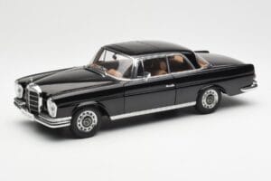 Mercedes 280 SE W111 Coupe Juodas AUTOart 1:18 76286 Metalas