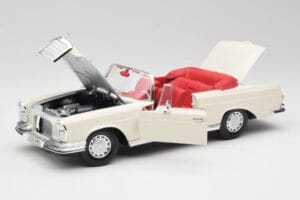 Mercedes 280SE W108 Ivory Baltas Maisto 1:18 50223 Metalas - nuotrauka 2 iš 8