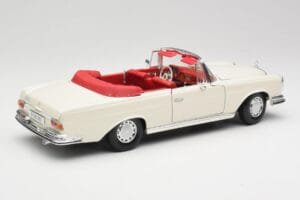 Mercedes 280SE W108 Ivory Baltas Maisto 1:18 50223 Metalas - nuotrauka 3 iš 8