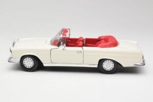Mercedes 280SE W108 Ivory Baltas Maisto 1:18 50223 Metalas - nuotrauka 4 iš 8