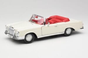 Mercedes 280SE W108 Ivory Baltas Maisto 1:18 50223 Metalas