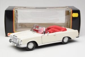 Mercedes 280SE W108 Ivory Baltas Maisto 1:18 50223 Metalas - nuotrauka 8 iš 8