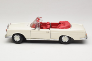 Mercedes 280 SE W108 Baltas Maisto 1:18 52111 Metalas - nuotrauka 4 iš 8