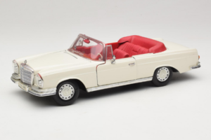 Mercedes 280 SE W108 Baltas Maisto 1:18 52111 Metalas