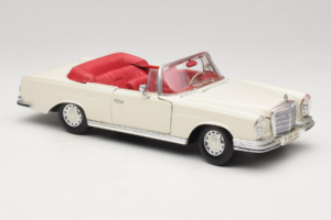 Mercedes 280 SE W108 Baltas Maisto 1:18 52111 Metalas - nuotrauka 6 iš 8