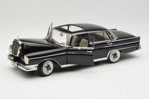 Mercedes 300 SE W112 Black Metallic Revell 1:18 08910 Metalas - nuotrauka 2 iš 8