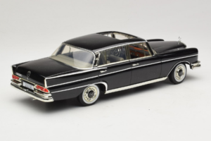 Mercedes 300 SE W112 Black Metallic Revell 1:18 08910 Metalas - nuotrauka 3 iš 8