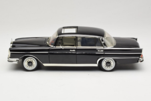 Mercedes 300 SE W112 Black Metallic Revell 1:18 08910 Metalas - nuotrauka 4 iš 8