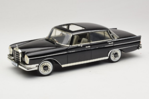 Mercedes 300 SE W112 Black Metallic Revell 1:18 08910 Metalas