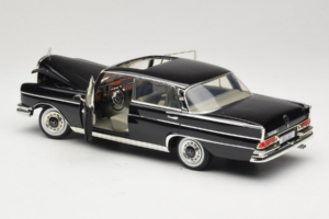 Mercedes 300 SE W112 Black Metallic Revell 1:18 08910 Metalas - nuotrauka 5 iš 8