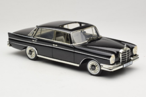 Mercedes 300 SE W112 Black Metallic Revell 1:18 08910 Metalas - nuotrauka 6 iš 8