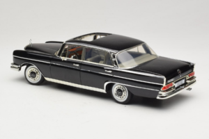 Mercedes 300 SE W112 Black Metallic Revell 1:18 08910 Metalas - nuotrauka 7 iš 8