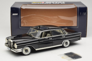 Mercedes 300 SE W112 Black Metallic Revell 1:18 08910 Metalas - nuotrauka 8 iš 8