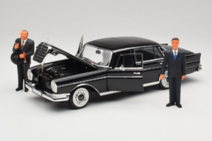 Mercedes 300 SE Juodas su Figūrėlėmis Revell 1:18 09050 Metalas - nuotrauka 2 iš 9
