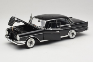 Mercedes 300 SE Juodas su Figūrėlėmis Revell 1:18 09050 Metalas - nuotrauka 3 iš 9