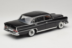 Mercedes 300 SE Juodas su Figūrėlėmis Revell 1:18 09050 Metalas - nuotrauka 4 iš 9