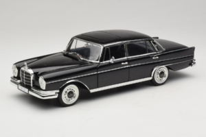 Mercedes 300 SE Juodas su Figūrėlėmis Revell 1:18 9050 Metalas