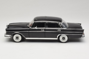 Mercedes 300 SE Juodas su Figūrėlėmis Revell 1:18 09050 Metalas - nuotrauka 5 iš 9