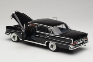 Mercedes 300 SE Juodas su Figūrėlėmis Revell 1:18 09050 Metalas - nuotrauka 6 iš 9