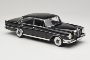 Mercedes 300 SE Juodas su Figūrėlėmis Revell 1:18 09050 Metalas - nuotrauka 7 iš 9
