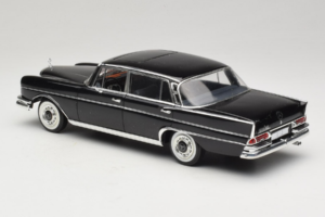 Mercedes 300 SE Juodas su Figūrėlėmis Revell 1:18 09050 Metalas - nuotrauka 8 iš 9