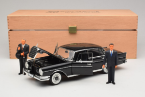 Mercedes 300 SE Juodas su Figūrėlėmis Revell 1:18 09050 Metalas - nuotrauka 9 iš 9