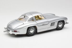 Mercedes 300 SL Sidabrinis Bburago 1:18 3013 Metalas - nuotrauka 3 iš 8