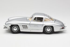 Mercedes 300 SL Sidabrinis Bburago 1:18 3013 Metalas - nuotrauka 4 iš 8