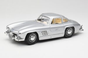 Mercedes 300 SL Sidabrinis Bburago 1:18 3013 Metalas