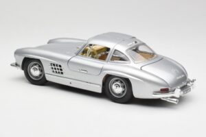 Mercedes 300 SL Sidabrinis Bburago 1:18 3013 Metalas - nuotrauka 7 iš 8