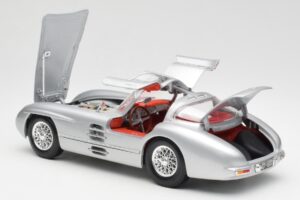 Mercedes 300 SLR Uhlenhaut Coupe Sidabrinis Maisto 1:18 536898 Metalas - nuotrauka 5 iš 8