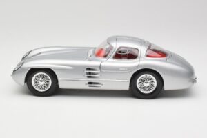 Mercedes 300 SLR Uhlenhaut Coupe Sidabrinis Maisto 1:18 36898 Metalas - nuotrauka 4 iš 8