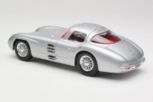 Mercedes 300 SLR Uhlenhaut Coupe Sidabrinis Maisto 1:18 36898 Metalas - nuotrauka 7 iš 8