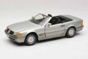 Mercedes SL 500 R129 Sidabrinis Revell 1:18 8801-P1 Metalas