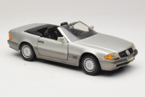 Mercedes SL 500 R129 Sidabrinis Revell 1:18 8801-P1 Metalas - nuotrauka 6 iš 8