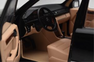 Mercedes 500E W124 Juodas Riboto Leidimo Norev 1:18 183949 Metalas - nuotrauka 11 iš 12
