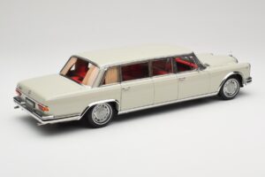 Mercedes 600 Pullman W100 Šviesiai Pilkas NZG 1:18 B66040708 Metalas - nuotrauka 3 iš 8