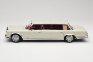 Mercedes 600 Pullman W100 Šviesiai Pilkas NZG 1:18 B66040708 Metalas - nuotrauka 4 iš 8