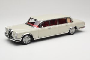 Mercedes 600 Pullman W100 Šviesiai Pilkas NZG 1:18 B66040708 Metalas