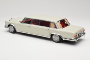 Mercedes 600 Pullman W100 Šviesiai Pilkas NZG 1:18 B66040708 Metalas - nuotrauka 7 iš 8