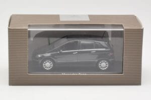 Mercedes B-Class W245 Cosmos Black Minichamps 1:43 B66962218 Metalas - nuotrauka 4 iš 4