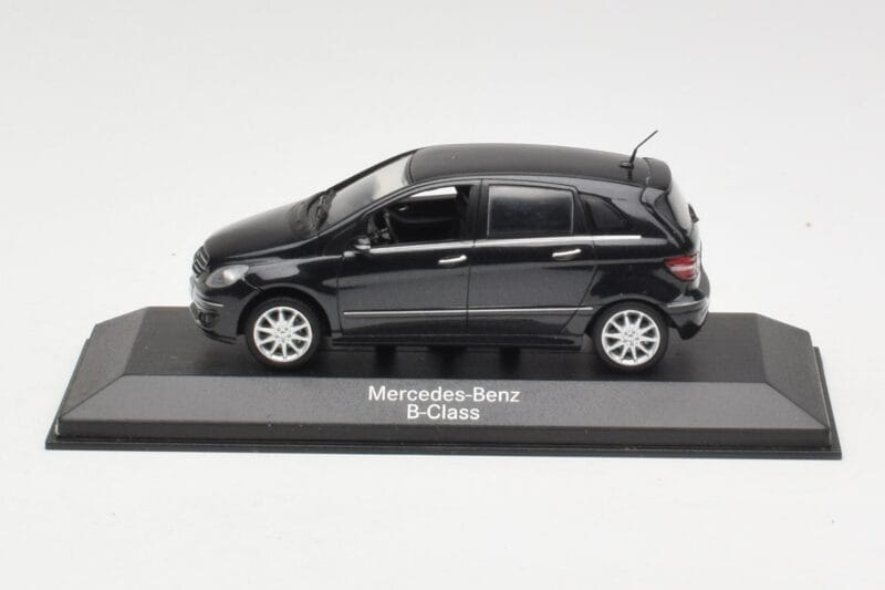 Mercedes B-Class W245 Cosmos Black Minichamps 1:43 B66962218 Metalas