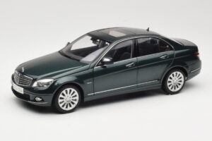 Mercedes C-Class W204 Avantgarde Tamsiai Žalias AUTOart 1:18 B66962366 Metalas